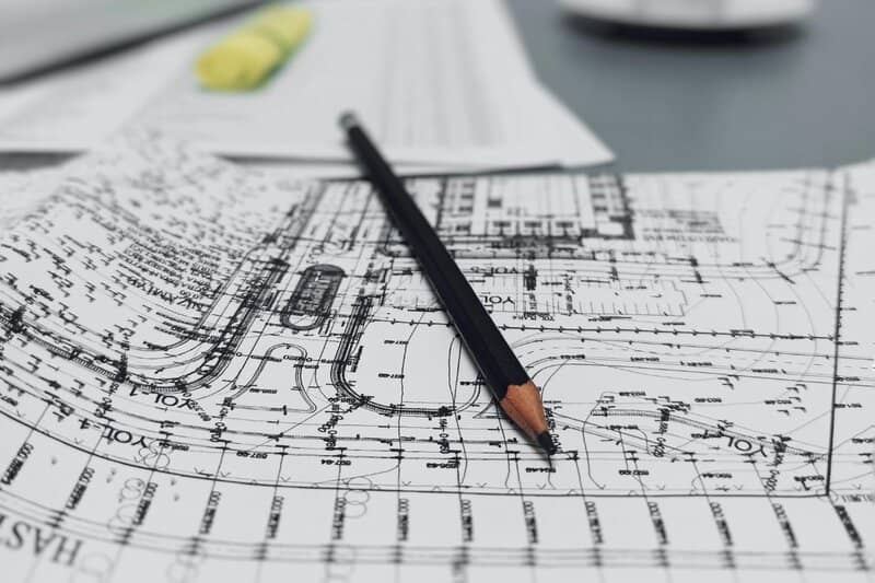 Bureau d'études avec plans techniques
