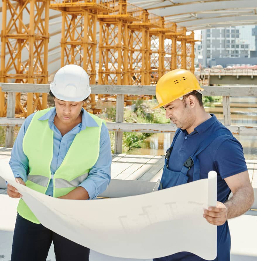 Chef de chantier supervisant une équipe