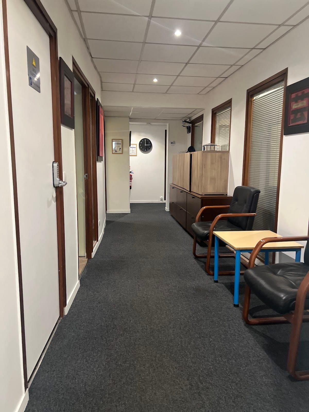 Couloir entre les salles de formation du CNFSE — espace de pause entre les modules AIPR.