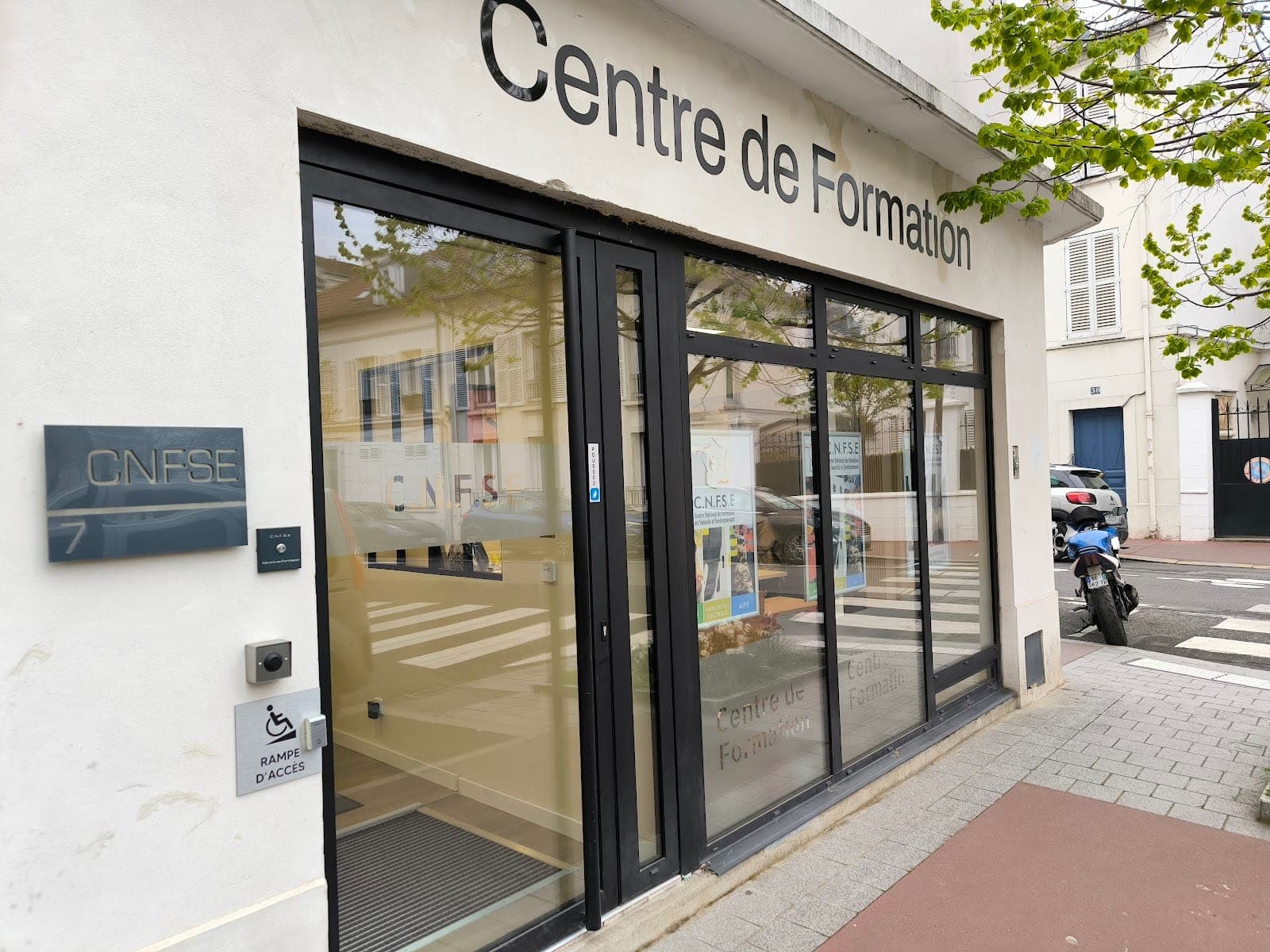 Façade et entrée du centre de formation CNFSE au 7 Place Henri IV à Charenton-le-Pont, signalétique d'accès PMR.