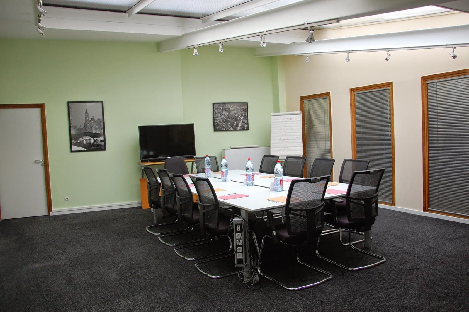 Salle de conférence avec table de réunion 10 places — espace formations intra-entreprise AIPR du CNFSE à Charenton-le-Pont.