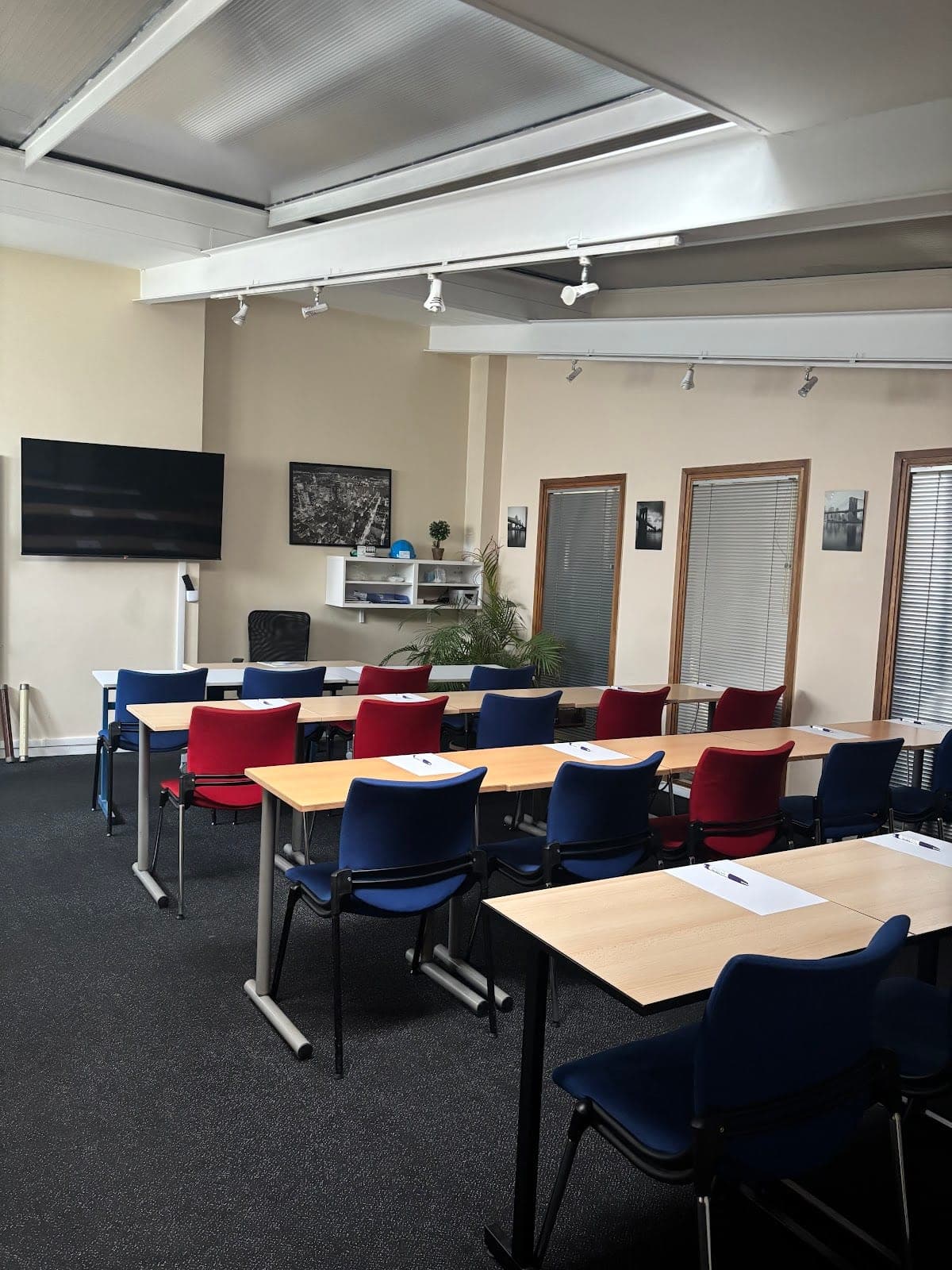 Salle de formation AIPR du CNFSE — disposition classe 20 stagiaires avec écran, pour les sessions inter-entreprises Opérateur, Encadrant, Concepteur.