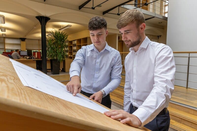 Formateur AIPR transmettant son expertise sur la lecture de plans
